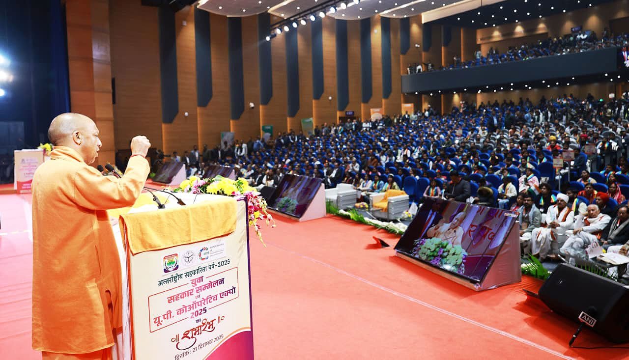लखनऊ में आयोजित युवा सहकार सम्मेलन एवं यूपी को-ऑपरेटिव एक्सपो-2025 में योगी आदित्यनाथ ने लघु व सीमांत किसानों के लिए 6% ब्याज पर ऋण उपलब्ध कराने की घोषणा की। उन्होंने बताया कि मुख्यमंत्री कृषक समृद्धि योजना के तहत एलडीबी के माध्यम से ऋण दिया जाएगा, शेष ब्याज राज्य सरकार वहन करेगी। नरेंद्र मोदी की प्रेरणा से सहकारिता मंत्रालय के गठन, डिजिटलीकरण और पारदर्शी नीतियों से यूपी में सहकारिता क्षेत्र सशक्त हुआ है। अमित शाह के नेतृत्व में सहकारिता आंदोलन नई ऊंचाइयों पर है।