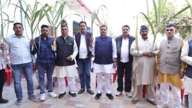 योगी सरकार की ओर से गन्ना मूल्य में 30 रुपये प्रति क्विंटल की वृद्धि और समय पर भुगतान से किसान खुशहाल हैं। बागपत, हापुड़, शामली व मुजफ्फरनगर में 1 से 11 दिसंबर तक किसान स्वयं ‘कृषि चौपाल’ आयोजित कर रहे हैं। किसानों का फीडबैक सीधे सरकार तक जाएगा, जिससे गन्ना किसानों के संरक्षण और विकास हेतु नए कदम उठाए जाएंगे।