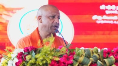 वाराणसी। कार्तिक मास की पावन बेला में काशी में आयोजित काशी तमिल संगमम् 4.0 का मुख्यमंत्री योगी आदित्यनाथ ने शुभारंभ किया और इसे एक भारत-श्रेष्ठ भारत की जीवंत मिसाल बताया। उन्होंने कहा कि उत्तर प्रदेश सरकार ने प्रधानमंत्री मोदी की प्रेरणा से तमिल सहित छह दक्षिण भारतीय भाषाओं को वोकेशनल एजुकेशन में सम्मिलित किया है। तेनकासी से काशी तक कार रैली, धार्मिक व सांस्कृतिक यात्राएं, तमिल व्याकरण ग्रंथ ‘तुलकापियम’ का बहुभाषी विमोचन और पारंपरिक सांस्कृतिक प्रस्तुतियां आयोजन का मुख्य आकर्षण रहीं। कार्यक्रम में उपराष्ट्रपति, केंद्रीय मंत्रियों, तमिलनाडु के राज्यपाल व अनेक गणमान्यों की उपस्थिति रही।