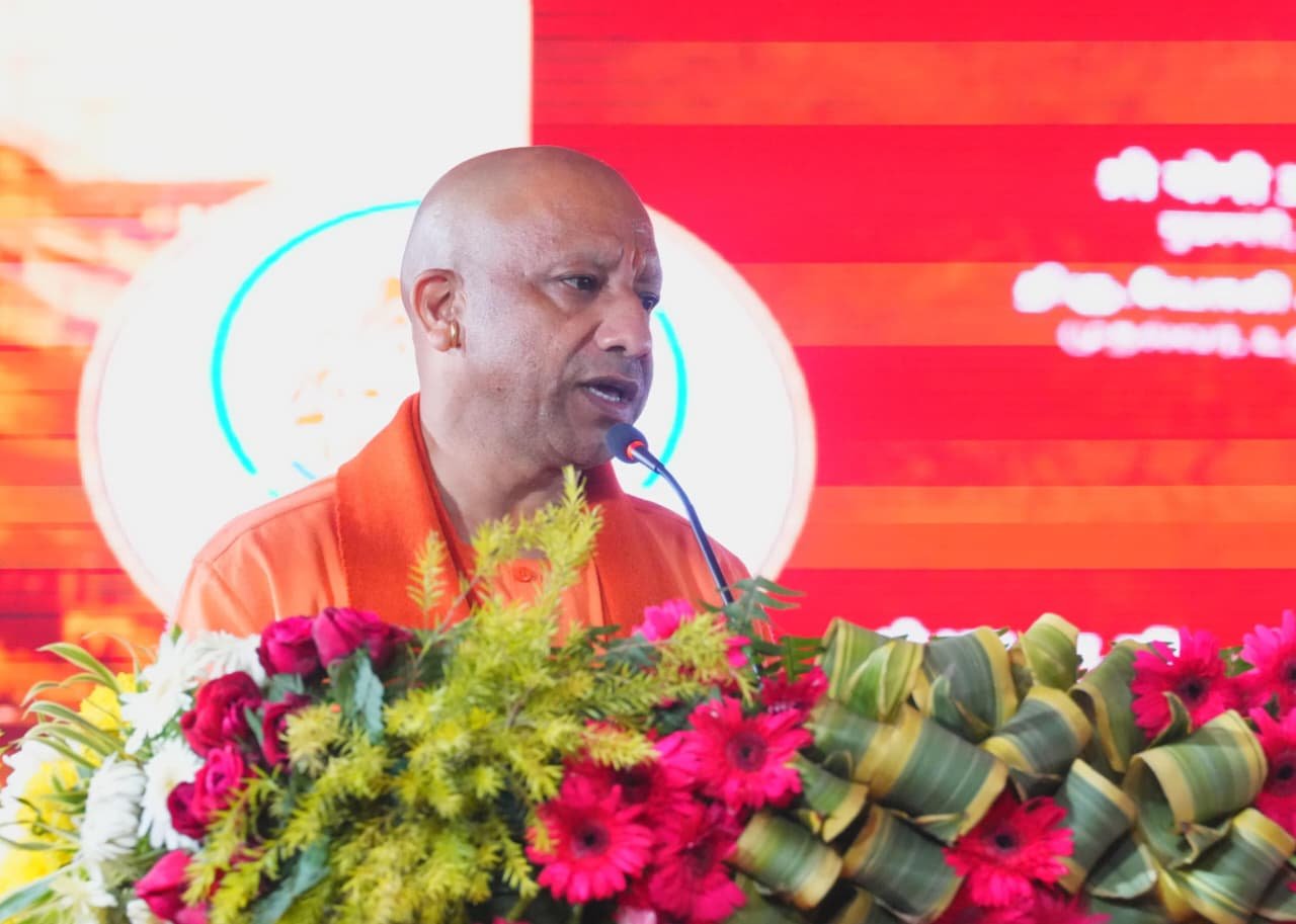 वाराणसी। कार्तिक मास की पावन बेला में काशी में आयोजित काशी तमिल संगमम् 4.0 का मुख्यमंत्री योगी आदित्यनाथ ने शुभारंभ किया और इसे एक भारत-श्रेष्ठ भारत की जीवंत मिसाल बताया। उन्होंने कहा कि उत्तर प्रदेश सरकार ने प्रधानमंत्री मोदी की प्रेरणा से तमिल सहित छह दक्षिण भारतीय भाषाओं को वोकेशनल एजुकेशन में सम्मिलित किया है। तेनकासी से काशी तक कार रैली, धार्मिक व सांस्कृतिक यात्राएं, तमिल व्याकरण ग्रंथ ‘तुलकापियम’ का बहुभाषी विमोचन और पारंपरिक सांस्कृतिक प्रस्तुतियां आयोजन का मुख्य आकर्षण रहीं। कार्यक्रम में उपराष्ट्रपति, केंद्रीय मंत्रियों, तमिलनाडु के राज्यपाल व अनेक गणमान्यों की उपस्थिति रही।