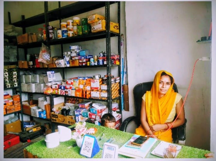 योगी आदित्यनाथ के नेतृत्व में चल रही महिला सशक्तिकरण योजनाओं से झांसी की रंजना गौतम आत्मनिर्भर बनी हैं। स्वयं सहायता समूह और सरकारी सहयोग से शुरू किए गए व्यवसाय से वे सालाना ढाई लाख रुपये कमा रही हैं। रंजना न केवल अपने परिवार का सहारा बनीं, बल्कि अन्य ग्रामीण महिलाओं को भी रोजगार देकर सशक्त बना रही हैं।