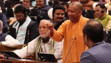 लखनऊ में विधानसभा के दौरान मुख्यमंत्री योगी आदित्यनाथ ने कोडिन कफ सिरप मामले में सरकार का पक्ष मजबूती से रखा। उन्होंने स्पष्ट किया कि उत्तर प्रदेश में इस सिरप से एक भी मौत नहीं हुई है और मामले में एनडीपीएस एक्ट के तहत कार्रवाई जारी है। सीएम ने समाजवादी पार्टी पर अवैध डायवर्जन और झूठे आरोप लगाने का आरोप लगाया तथा चेतावनी दी कि दोषियों पर सख्त कार्रवाई, यहां तक कि बुलडोजर एक्शन भी होगा।