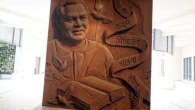 लखनऊ में निर्मित राष्ट्र प्रेरणा स्थल का भव्य उद्घाटन 25 दिसंबर को प्रधानमंत्री नरेंद्र मोदी करेंगे। राष्ट्रवाद की त्रिवेणी—डॉ. श्यामा प्रसाद मुखर्जी, पं. दीन दयाल उपाध्याय और अटल बिहारी बाजपेयी-को समर्पित इस स्थल में 98 हजार वर्ग फुट में फैला आधुनिक म्यूजियम बनाया गया है। पाँच गैलरियों, पाँच कोर्टयार्ड और 12 इंटरप्रिटेशन वॉल के माध्यम से राष्ट्र नायकों के विचार, संघर्ष और प्रेरक जीवन प्रसंगों को सजीव रूप में प्रस्तुत किया गया है।