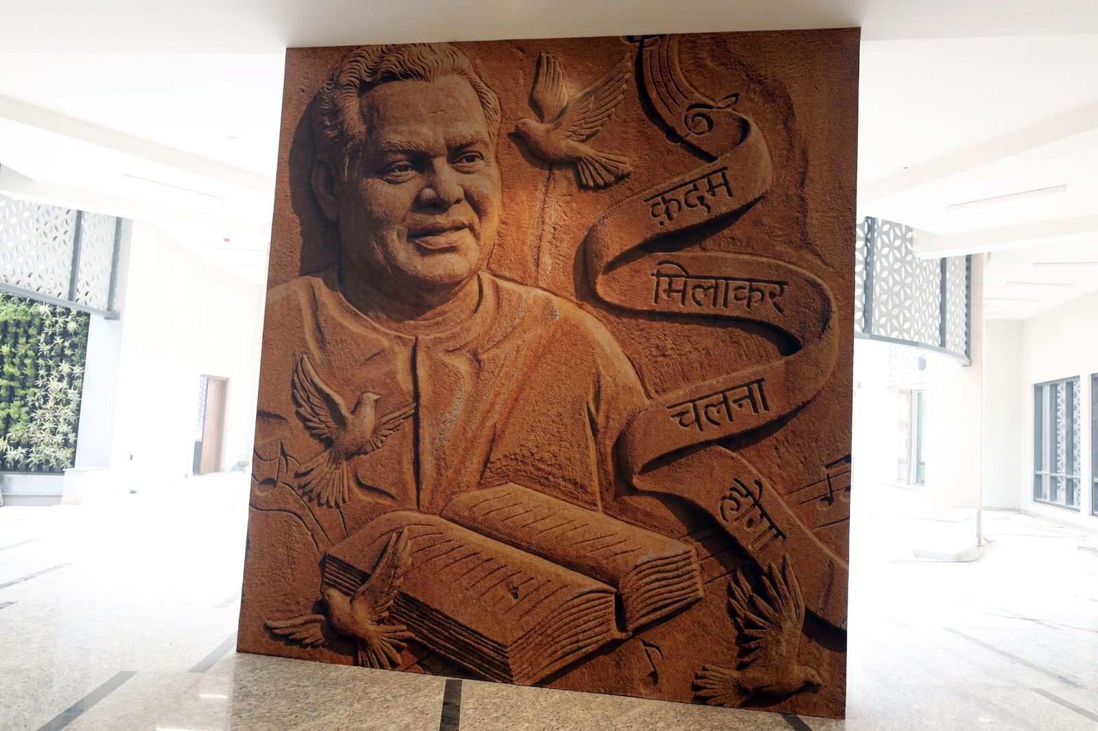 लखनऊ में निर्मित राष्ट्र प्रेरणा स्थल का भव्य उद्घाटन 25 दिसंबर को प्रधानमंत्री नरेंद्र मोदी करेंगे। राष्ट्रवाद की त्रिवेणी—डॉ. श्यामा प्रसाद मुखर्जी, पं. दीन दयाल उपाध्याय और अटल बिहारी बाजपेयी-को समर्पित इस स्थल में 98 हजार वर्ग फुट में फैला आधुनिक म्यूजियम बनाया गया है। पाँच गैलरियों, पाँच कोर्टयार्ड और 12 इंटरप्रिटेशन वॉल के माध्यम से राष्ट्र नायकों के विचार, संघर्ष और प्रेरक जीवन प्रसंगों को सजीव रूप में प्रस्तुत किया गया है।