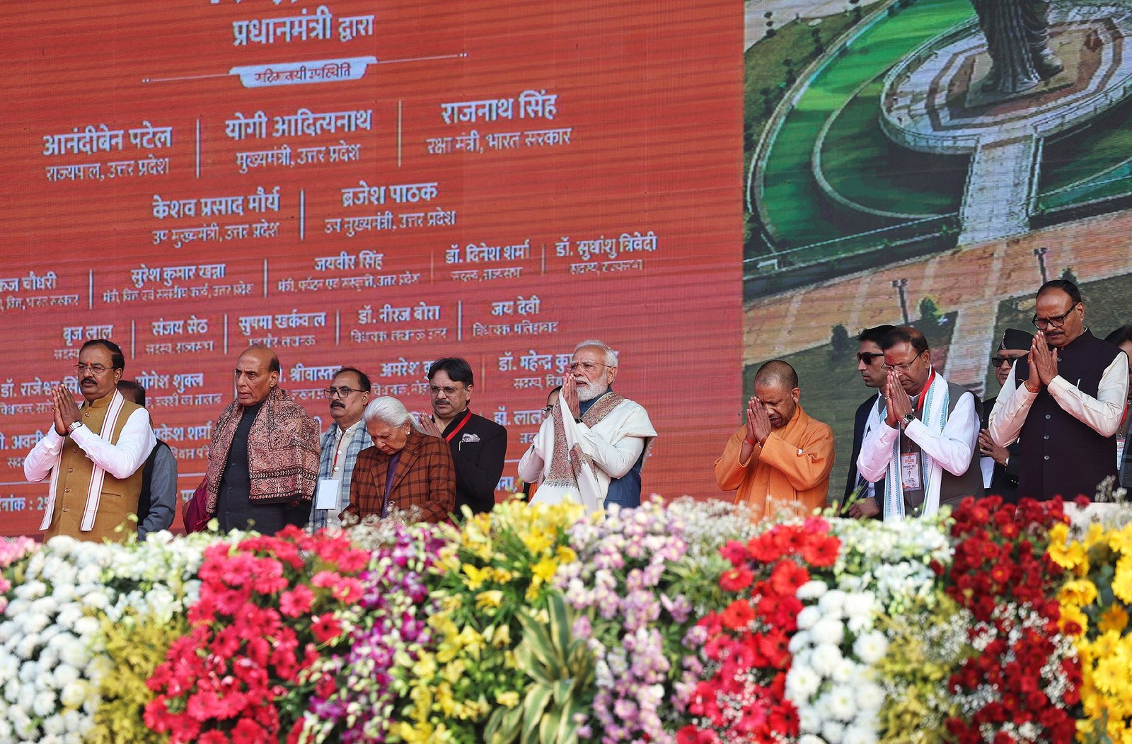 लखनऊ में राष्ट्र प्रेरणा स्थल के लोकार्पण अवसर पर रक्षा मंत्री राजनाथ सिंह ने कहा कि प्रधानमंत्री नरेंद्र मोदी ने देश को ‘विरासत पर गर्व’ का मंत्र दिया है। इसी भावना से पं. श्यामा प्रसाद मुखर्जी, पं. दीनदयाल उपाध्याय और अटल बिहारी वाजपेयी की भव्य प्रतिमाएं स्थापित की गई हैं। उन्होंने मुख्यमंत्री योगी आदित्यनाथ को लखनऊ में इस प्रेरक स्थल के निर्माण हेतु बधाई दी।