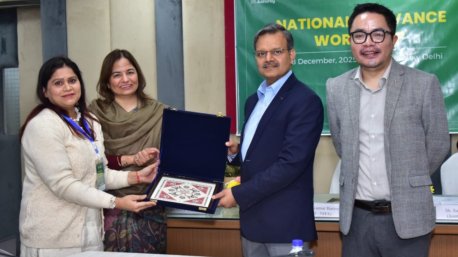 मुख्यमंत्री योगी आदित्यनाथ के नेतृत्व में उत्तर प्रदेश ने आयुष्मान भारत प्रधानमंत्री जन आरोग्य योजना के प्रभावी क्रियान्वयन में नया कीर्तिमान बनाया है। दावों के समयबद्ध भुगतान, गंभीर बीमारियों के इलाज पर बढ़ते खर्च और शिकायतों के तेज निस्तारण में प्रदेश ने देशभर में अग्रणी स्थान हासिल किया। इसी उत्कृष्ट प्रदर्शन के लिए नेशनल ग्रीवांस वर्कशॉप में स्टेट हेल्थ एजेंसी साचीज़ को राष्ट्रीय स्तर पर सम्मानित किया गया।