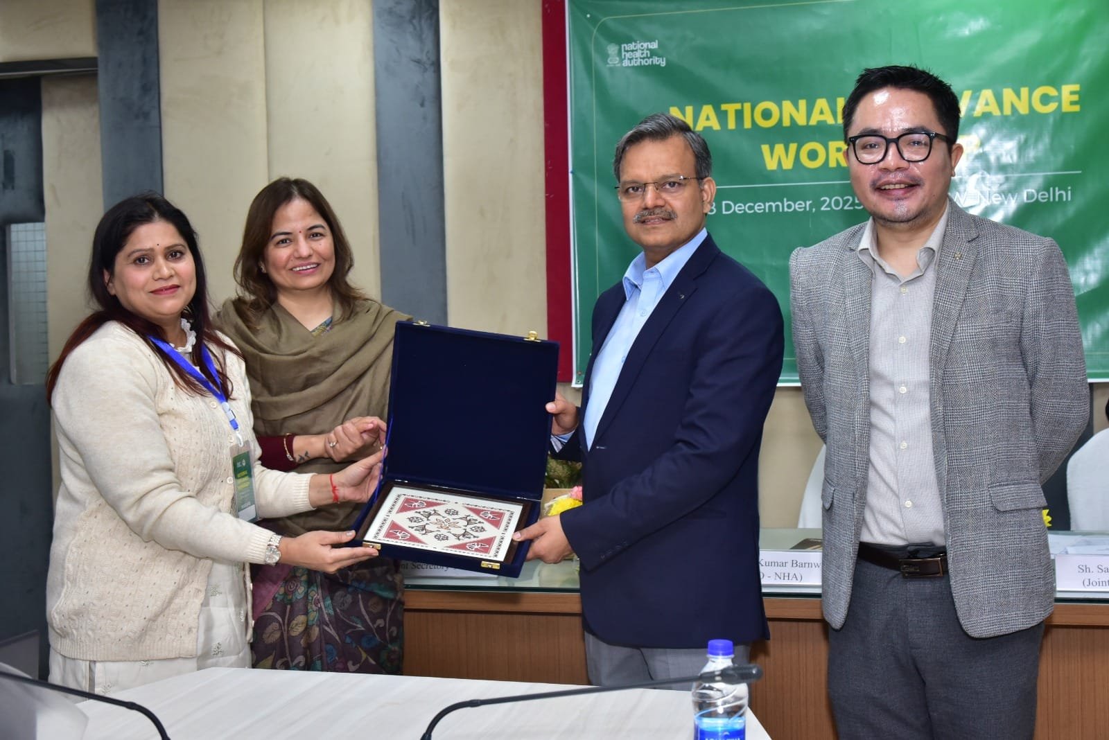 मुख्यमंत्री योगी आदित्यनाथ के नेतृत्व में उत्तर प्रदेश ने आयुष्मान भारत प्रधानमंत्री जन आरोग्य योजना के प्रभावी क्रियान्वयन में नया कीर्तिमान बनाया है। दावों के समयबद्ध भुगतान, गंभीर बीमारियों के इलाज पर बढ़ते खर्च और शिकायतों के तेज निस्तारण में प्रदेश ने देशभर में अग्रणी स्थान हासिल किया। इसी उत्कृष्ट प्रदर्शन के लिए नेशनल ग्रीवांस वर्कशॉप में स्टेट हेल्थ एजेंसी साचीज़ को राष्ट्रीय स्तर पर सम्मानित किया गया।