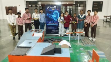 संभल के सरकारी स्कूलों के विद्यार्थियों ने IIT बॉम्बे के टेकफेस्ट 2025 में भाग लेकर तकनीकी प्रतिभा का राष्ट्रीय स्तर पर प्रदर्शन किया। STEM आधारित शिक्षा और समान अवसरों की नीति के तहत प्रशिक्षित इन छात्रों ने रोबोटिक्स स्पर्धाओं में देशभर की 250 से अधिक टीमों को चुनौती दी। IIT बॉम्बे द्वारा प्रशंसा और प्रमाण पत्र मिलना साबित करता है कि योगी सरकार की शिक्षा नीति ग्रामीण प्रतिभाओं को नई उड़ान दे रही है।