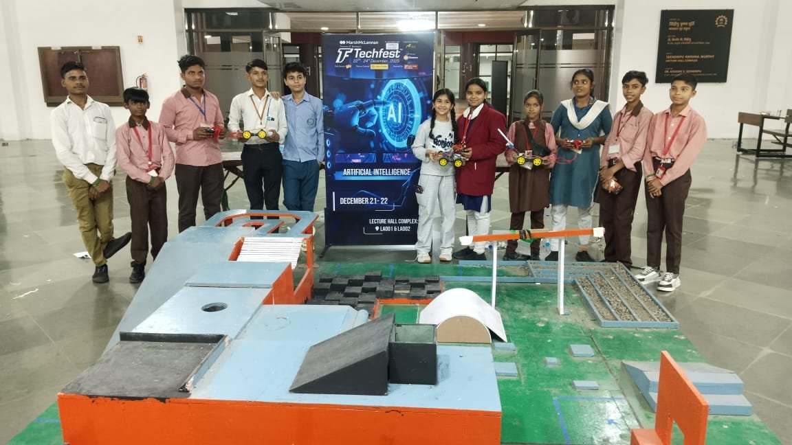 संभल के सरकारी स्कूलों के विद्यार्थियों ने IIT बॉम्बे के टेकफेस्ट 2025 में भाग लेकर तकनीकी प्रतिभा का राष्ट्रीय स्तर पर प्रदर्शन किया। STEM आधारित शिक्षा और समान अवसरों की नीति के तहत प्रशिक्षित इन छात्रों ने रोबोटिक्स स्पर्धाओं में देशभर की 250 से अधिक टीमों को चुनौती दी। IIT बॉम्बे द्वारा प्रशंसा और प्रमाण पत्र मिलना साबित करता है कि योगी सरकार की शिक्षा नीति ग्रामीण प्रतिभाओं को नई उड़ान दे रही है।