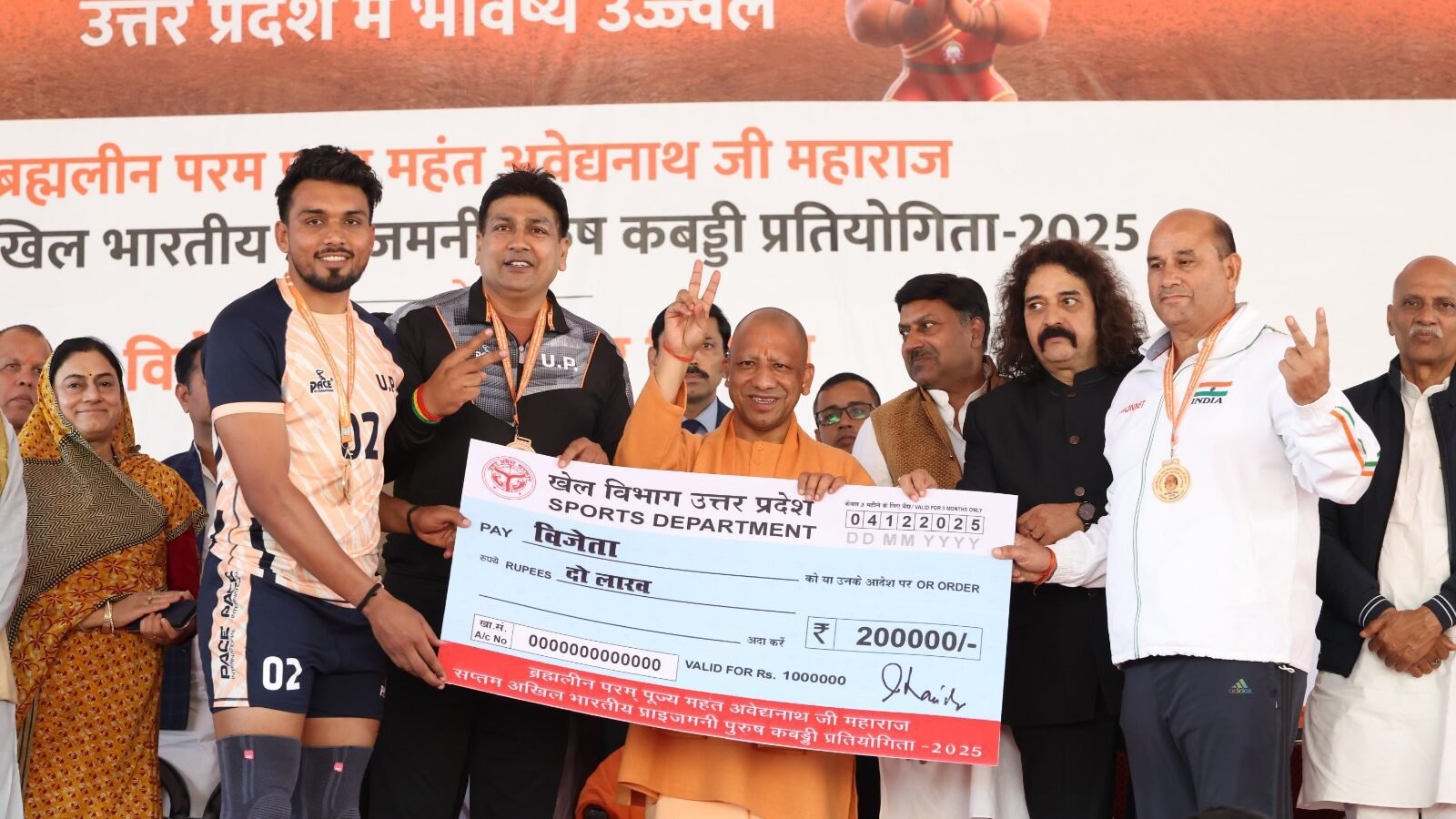 गोरखपुर के रीजनल स्टेडियम में आयोजित ब्रह्मलीन महंत अवेद्यनाथ जी महाराज सप्तम् अखिल भारतीय प्राइजमनी पुरुष कबड्डी प्रतियोगिता-2025 के समापन समारोह में मुख्यमंत्री योगी आदित्यनाथ ने खिलाड़ियों को सम्मानित करते हुए युवाओं से खेलों से जुड़ने का आह्वान किया। सीएम ने कहा कि खेल से स्फूर्ति, अनुशासन, टीमवर्क और जिम्मेदारी का भाव विकसित होता है। उन्होंने बताया कि खेल संस्कृति को बढ़ावा देने के लिए प्रदेश में स्पोर्ट्स कॉलेज, स्टेडियम, ओपन जिम और खेलो इंडिया के माध्यम से मजबूत आधार तैयार किए जा रहे हैं। प्रतियोगिता में 12 टीमों के 168 खिलाड़ियों ने भाग लिया। उत्तर प्रदेश विजेता और पूर्वोत्तर रेलवे उपविजेता रही। विजेताओं को नगद पुरस्कार, मेडल और ट्रॉफी प्रदान की गई।