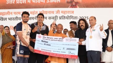 गोरखपुर के रीजनल स्टेडियम में आयोजित ब्रह्मलीन महंत अवेद्यनाथ जी महाराज सप्तम् अखिल भारतीय प्राइजमनी पुरुष कबड्डी प्रतियोगिता-2025 के समापन समारोह में मुख्यमंत्री योगी आदित्यनाथ ने खिलाड़ियों को सम्मानित करते हुए युवाओं से खेलों से जुड़ने का आह्वान किया। सीएम ने कहा कि खेल से स्फूर्ति, अनुशासन, टीमवर्क और जिम्मेदारी का भाव विकसित होता है। उन्होंने बताया कि खेल संस्कृति को बढ़ावा देने के लिए प्रदेश में स्पोर्ट्स कॉलेज, स्टेडियम, ओपन जिम और खेलो इंडिया के माध्यम से मजबूत आधार तैयार किए जा रहे हैं। प्रतियोगिता में 12 टीमों के 168 खिलाड़ियों ने भाग लिया। उत्तर प्रदेश विजेता और पूर्वोत्तर रेलवे उपविजेता रही। विजेताओं को नगद पुरस्कार, मेडल और ट्रॉफी प्रदान की गई।