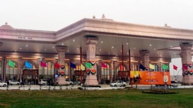 महर्षि वाल्मीकि अंतर्राष्ट्रीय एयरपोर्ट ने दो वर्षों में अयोध्या को विकास की नई ऊंचाई दी है। प्रधानमंत्री Narendra Modi द्वारा उद्घाटित और मुख्यमंत्री Yogi Adityanath के नेतृत्व में विकसित इस एयरपोर्ट से अब तक 7.85 लाख यात्री सफर कर चुके हैं। आधुनिक सुविधाओं, बढ़ती कनेक्टिविटी और भविष्य की अंतरराष्ट्रीय उड़ानों की तैयारी ने अयोध्या को पर्यटन, रोजगार और व्यापार का नया केंद्र बना दिया है।