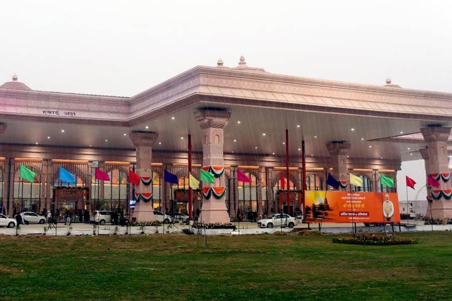 महर्षि वाल्मीकि अंतर्राष्ट्रीय एयरपोर्ट ने दो वर्षों में अयोध्या को विकास की नई ऊंचाई दी है। प्रधानमंत्री Narendra Modi द्वारा उद्घाटित और मुख्यमंत्री Yogi Adityanath के नेतृत्व में विकसित इस एयरपोर्ट से अब तक 7.85 लाख यात्री सफर कर चुके हैं। आधुनिक सुविधाओं, बढ़ती कनेक्टिविटी और भविष्य की अंतरराष्ट्रीय उड़ानों की तैयारी ने अयोध्या को पर्यटन, रोजगार और व्यापार का नया केंद्र बना दिया है।