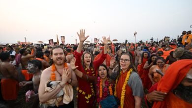 नए साल 2026 के स्वागत में युवाओं का रुझान तेजी से आध्यात्मिक स्थलों की ओर बढ़ा है। उत्तर प्रदेश में काशी, अयोध्या और मथुरा-वृंदावन में लाखों युवा दर्शन-पूजन के लिए पहुंच रहे हैं। मुख्यमंत्री योगी आदित्यनाथ के नेतृत्व में धार्मिक स्थलों के विकास, बेहतर कनेक्टिविटी और भव्य आयोजनों ने सनातन संस्कृति के प्रति नई पीढ़ी को जोड़ा है। यह बदलाव सांस्कृतिक चेतना और आध्यात्मिक ऊर्जा का प्रतीक बनकर उभरा है।