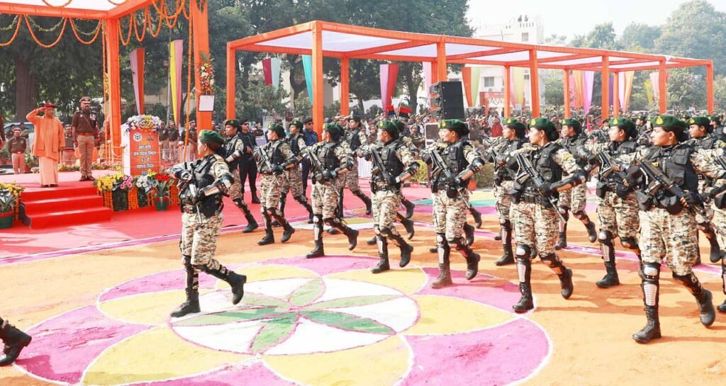 लखनऊ। उत्तर प्रदेश होमगार्ड्स के 63वें स्थापना दिवस समारोह में मुख्यमंत्री योगी आदित्यनाथ ने भव्य परेड की सलामी ली और अनुशासित व सेवाभावी जवानों को राष्ट्र का सुरक्षा कवच बताया। उन्होंने घोषणा की कि प्रत्येक थाने में होमगार्ड जवानों के लिए रूम आरक्षित होगा और आयुष्मान भारत की तर्ज पर कैशलेस स्वास्थ्य सुविधा उपलब्ध कराने हेतु प्रस्ताव भेजा जाए। कोविड काल में योगदान और कर्तव्यनिष्ठा की सराहना करते हुए उन्होंने बताया कि 2871 जवानों के परिवारों को 143 करोड़ रुपये से अधिक की अनुग्रह धनराशि दी जा चुकी है। दैनिक भत्ते, बीमा सुविधा और भर्ती प्रक्रिया में तेजी जैसी कई महत्वपूर्ण घोषणाएं भी की गईं।