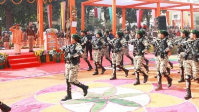 लखनऊ। उत्तर प्रदेश होमगार्ड्स के 63वें स्थापना दिवस समारोह में मुख्यमंत्री योगी आदित्यनाथ ने भव्य परेड की सलामी ली और अनुशासित व सेवाभावी जवानों को राष्ट्र का सुरक्षा कवच बताया। उन्होंने घोषणा की कि प्रत्येक थाने में होमगार्ड जवानों के लिए रूम आरक्षित होगा और आयुष्मान भारत की तर्ज पर कैशलेस स्वास्थ्य सुविधा उपलब्ध कराने हेतु प्रस्ताव भेजा जाए। कोविड काल में योगदान और कर्तव्यनिष्ठा की सराहना करते हुए उन्होंने बताया कि 2871 जवानों के परिवारों को 143 करोड़ रुपये से अधिक की अनुग्रह धनराशि दी जा चुकी है। दैनिक भत्ते, बीमा सुविधा और भर्ती प्रक्रिया में तेजी जैसी कई महत्वपूर्ण घोषणाएं भी की गईं।