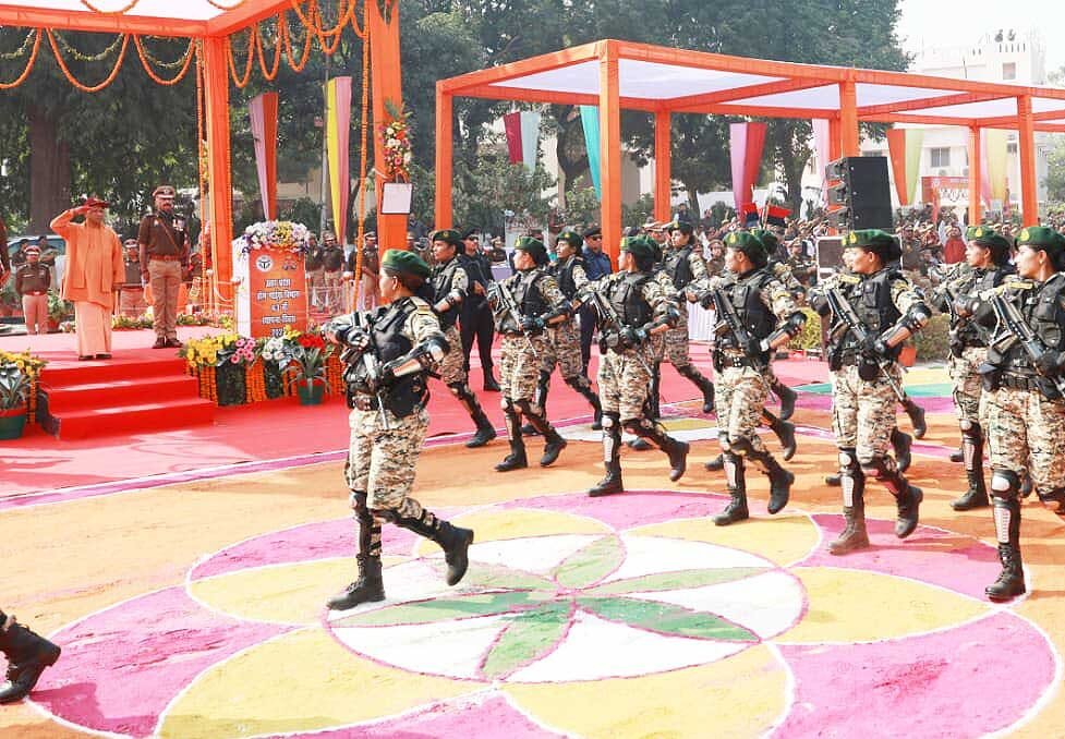 लखनऊ। उत्तर प्रदेश होमगार्ड्स के 63वें स्थापना दिवस समारोह में मुख्यमंत्री योगी आदित्यनाथ ने भव्य परेड की सलामी ली और अनुशासित व सेवाभावी जवानों को राष्ट्र का सुरक्षा कवच बताया। उन्होंने घोषणा की कि प्रत्येक थाने में होमगार्ड जवानों के लिए रूम आरक्षित होगा और आयुष्मान भारत की तर्ज पर कैशलेस स्वास्थ्य सुविधा उपलब्ध कराने हेतु प्रस्ताव भेजा जाए। कोविड काल में योगदान और कर्तव्यनिष्ठा की सराहना करते हुए उन्होंने बताया कि 2871 जवानों के परिवारों को 143 करोड़ रुपये से अधिक की अनुग्रह धनराशि दी जा चुकी है। दैनिक भत्ते, बीमा सुविधा और भर्ती प्रक्रिया में तेजी जैसी कई महत्वपूर्ण घोषणाएं भी की गईं।