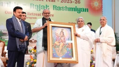 भारत के उपराष्ट्रपति श्री सी.पी. राधाकृष्णन ने गुरुग्राम स्थित ब्रह्म कुमारी ओम शांति रिट्रीट सेंटर (ओएसआरसी) के रजत जयंती वर्ष समारोह का शुभारंभ किया। उन्होंने कहा कि संस्था आध्यात्म, ध्यान और अंतर्जागरण के माध्यम से मानवता को शांति, स्थिरता और पवित्रता की राह दिखा रही है। उपराष्ट्रपति ने पर्यावरण संरक्षण, 1 मेगावाट सौर ऊर्जा संयंत्र, वर्षा जल संचयन और वृक्षारोपण जैसी हरित पहलों की सराहना की। उन्होंने ‘नशा मुक्त भारत’, वरिष्ठ नागरिक सम्मान और सामाजिक सेवा अभियानों में ब्रह्म कुमारी के योगदान की सराहना की। कार्यक्रम में हरियाणा मंत्री श्री राव नरबीर सिंह और संगठन के वरिष्ठ सदस्य उपस्थित रहे।