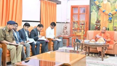 गोरखपुर। मुख्यमंत्री योगी आदित्यनाथ ने निर्देश दिए हैं कि गोरखनाथ मंदिर में मकर संक्रांति पर लगने वाले विश्व प्रसिद्ध खिचड़ी मेले से जुड़ी सभी तैयारियां 20 दिसंबर तक हर हाल में पूरी कर ली जाएं। श्रद्धालुओं की सुरक्षा, सुविधा, यातायात, स्वच्छता, प्रकाश व्यवस्था और स्वास्थ्य सेवाओं को सर्वोच्च प्राथमिकता देने के निर्देश दिए गए। उन्होंने मेला क्षेत्र को जीरो वेस्ट इवेंट बनाने, विशेष ट्रेनों व बसों की व्यवस्था, सीसीटीवी निगरानी और अलाव सहित रैन बसेरों में सभी जरूरी इंतजाम सुनिश्चित करने को कहा।