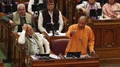 लखनऊ में विधानसभा के विशेष सत्र में मुख्यमंत्री योगी आदित्यनाथ ने वंदे मातरम के 150 वर्ष पूर्ण होने पर ऐतिहासिक संदर्भों के साथ कांग्रेस और मोहम्मद अली जिन्ना की राजनीति पर तीखा प्रहार किया। उन्होंने कहा कि वंदे मातरम से जुड़े समझौते धार्मिक नहीं, बल्कि तुष्टीकरण की राजनीति थे, जिन्होंने अलगाववाद को जन्म दिया। सीएम योगी ने वंदे मातरम को भारत की आत्मा बताते हुए राष्ट्रभाव को मजबूत करने का आह्वान किया।