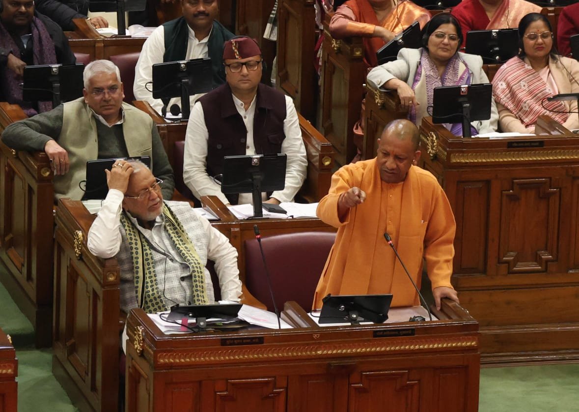 लखनऊ में विधानसभा के विशेष सत्र में मुख्यमंत्री योगी आदित्यनाथ ने वंदे मातरम के 150 वर्ष पूर्ण होने पर ऐतिहासिक संदर्भों के साथ कांग्रेस और मोहम्मद अली जिन्ना की राजनीति पर तीखा प्रहार किया। उन्होंने कहा कि वंदे मातरम से जुड़े समझौते धार्मिक नहीं, बल्कि तुष्टीकरण की राजनीति थे, जिन्होंने अलगाववाद को जन्म दिया। सीएम योगी ने वंदे मातरम को भारत की आत्मा बताते हुए राष्ट्रभाव को मजबूत करने का आह्वान किया।