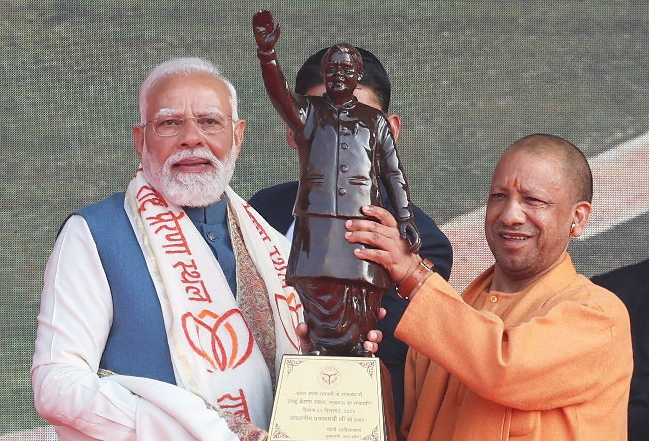 लखनऊ के राष्ट्र प्रेरणा स्थल पर अटल बिहारी वाजपेयी की जयंती के अवसर पर मुख्यमंत्री योगी आदित्यनाथ ने कहा कि डॉ. श्यामा प्रसाद मुखर्जी, पं. दीनदयाल उपाध्याय और अटल जी की विरासत ने भारत को नई दृष्टि दी है। प्रधानमंत्री नरेंद्र मोदी ने तीनों महापुरुषों की 65-65 फीट ऊंची कांस्य प्रतिमाओं और डिजिटल म्यूजियम का लोकार्पण किया। सीएम योगी ने कहा कि पीएम मोदी के नेतृत्व में आत्मनिर्भर और विकसित भारत का सपना साकार हो रहा है, जिसमें इन महापुरुषों की प्रेरणा मार्गदर्शक बनी है।