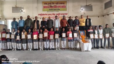 भलुअनी, देवरिया में का0 हरिशंकर मल्ल की तृतीय पुण्यतिथि पर अभयानंद शिक्षा संस्थान में संगोष्ठी आयोजित हुई। मुख्य वक्ताओं ने संविधान, लोकतंत्र और सामाजिक न्याय पर विचार रखे। छात्रों को संविधान की उद्देशिका भेंटकर सम्मानित किया गया। कार्यक्रम में शिक्षकों, जनप्रतिनिधियों और समाजसेवियों ने मल्ल जी के योगदान को याद किया।