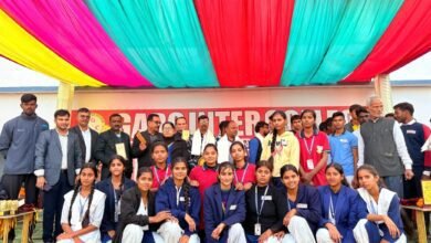 भलुअनी क्षेत्र के गर्ग इंटर कॉलेज पिपरा खेमकरन में तीन दिवसीय वार्षिक खेलकूद प्रतियोगिता का शनिवार को समापन हुआ। मुख्य अतिथि विधायक दीपक मिश्र शाका ने कार्यक्रम का उद्घाटन किया। कबड्डी, खो-खो और वॉलीबॉल प्रतियोगिताओं में छात्र-छात्राओं ने उत्साहपूर्वक भाग लिया। सांस्कृतिक प्रस्तुतियों ने सभी का मन मोह लिया।