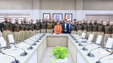 लखनऊ : मुख्यमंत्री योगी आदित्यनाथ ने आईपीएस 2023 और 2024 बैच के 23 प्रशिक्षु अधिकारियों को सफल, प्रभावी और सिटीजन सेंट्रिक पुलिस अधिकारी बनने का मंत्र दिया। उन्होंने कहा कि प्रशिक्षु अवधि सीखने, समझने और पुलिसिंग मॉडल को मजबूत बनाने का स्वर्ण अवसर है। मुख्यमंत्री ने सलाह दी कि थाने के चार्ज से लेकर प्रशासन, विवेचना, ड्यूटी मैनेजमेंट और स्थानीय विवादों की प्रकृति को बारीकी से समझें। जनप्रतिनिधियों से गरिमापूर्ण संवाद, महिलाओं व साइबर अपराध पर सख्ती और आधुनिक तकनीक के उपयोग पर बल दिया। उन्होंने कहा कि सत्यनिष्ठा, अनुशासन और मानवीय दृष्टि पुलिस सेवा की सबसे बड़ी पूंजी है।
