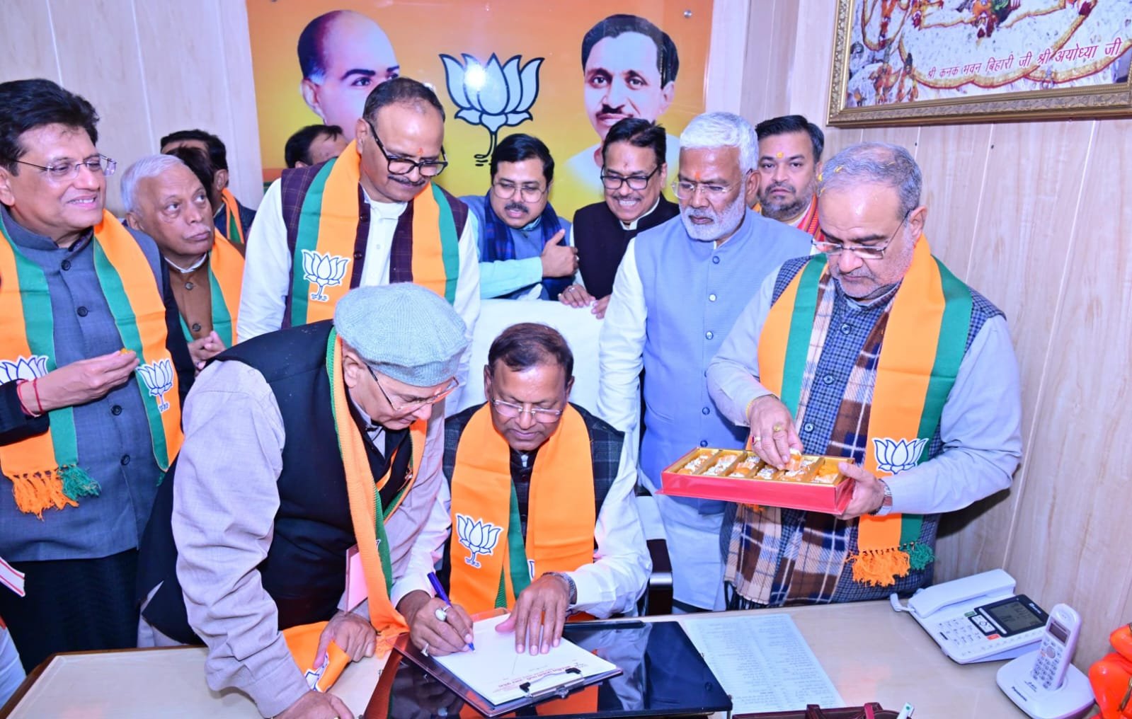 लखनऊ स्थित राम मनोहर लोहिया विधि विश्वविद्यालय में आयोजित भाजपा संगठन पर्व समारोह में नव निर्वाचित प्रदेश अध्यक्ष पंकज चौधरी ने कहा कि संगठन का हर आदेश उनके लिए सर्वोपरि है। उन्होंने कार्यकर्ताओं को पार्टी की असली शक्ति बताते हुए संगठन, संपर्क, संवाद और समन्वय को अपना मूलमंत्र बताया। केंद्रीय नेतृत्व और कार्यकर्ताओं के प्रति आभार व्यक्त करते हुए उन्होंने संगठन को और मजबूत बनाने का संकल्प दोहराया।