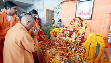 मुख्यमंत्री योगी आदित्यनाथ ने अयोध्या में ब्रह्मलीन महंत डॉ. रामविलास वेदांती जी महाराज को श्रद्धांजलि अर्पित की। उन्होंने कहा कि वेदांती जी का संपूर्ण जीवन श्रीरामजन्मभूमि आंदोलन और भव्य राम मंदिर निर्माण को समर्पित रहा। रामकथा का वाचन करते हुए उनका साकेतवास उनके तप, साधना और संकल्प का प्रतीक है।