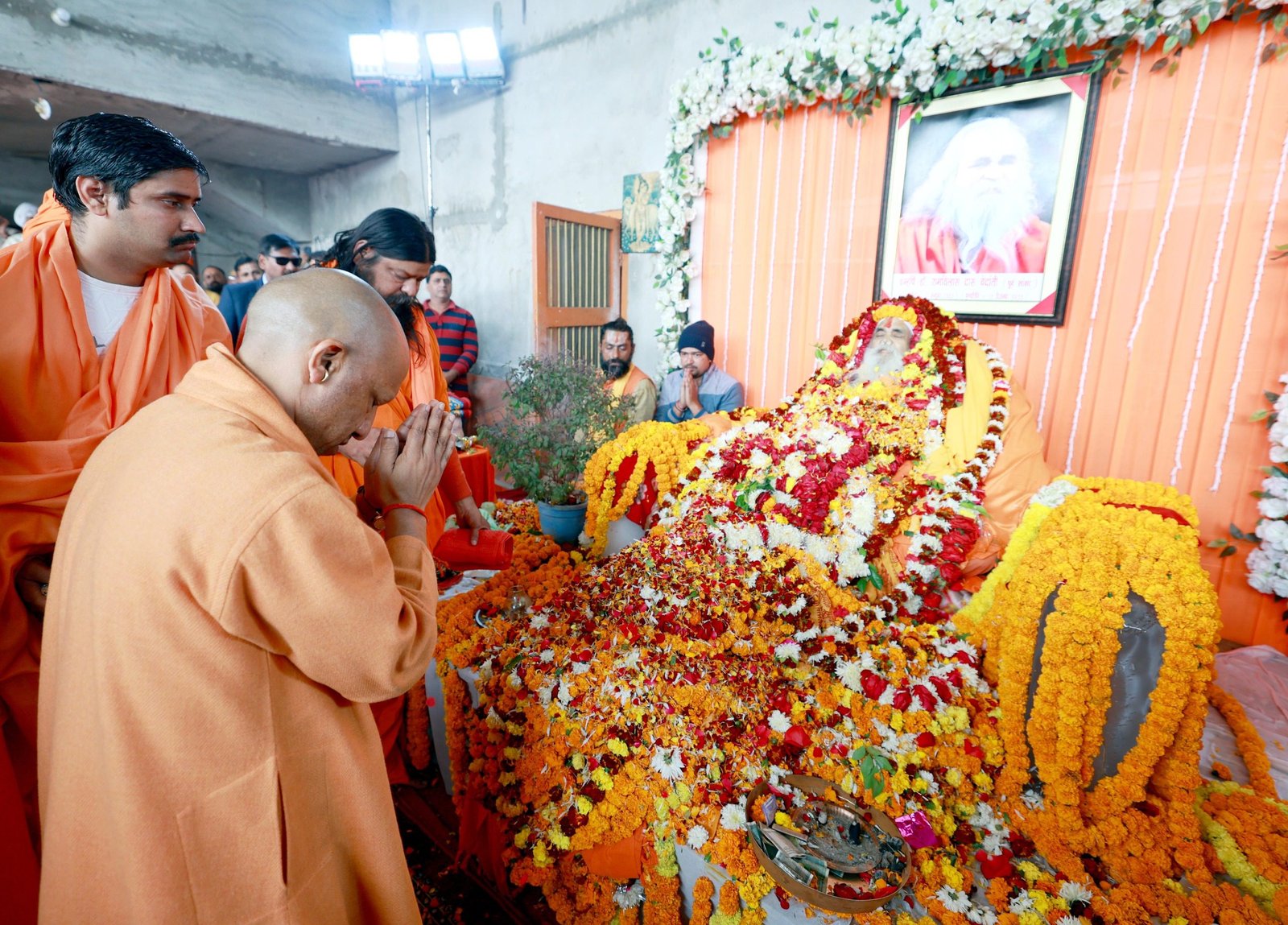 मुख्यमंत्री योगी आदित्यनाथ ने अयोध्या में ब्रह्मलीन महंत डॉ. रामविलास वेदांती जी महाराज को श्रद्धांजलि अर्पित की। उन्होंने कहा कि वेदांती जी का संपूर्ण जीवन श्रीरामजन्मभूमि आंदोलन और भव्य राम मंदिर निर्माण को समर्पित रहा। रामकथा का वाचन करते हुए उनका साकेतवास उनके तप, साधना और संकल्प का प्रतीक है।
