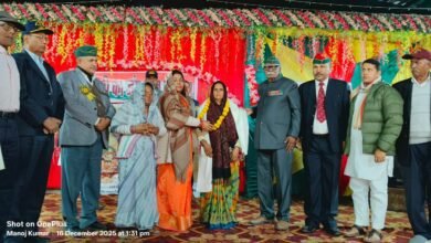 भलुअनी नगर पंचायत के आज़ाद नगर में विजय दिवस के अवसर पर पूर्व सैनिक ब्लॉक भलुअनी द्वारा सम्मान समारोह आयोजित हुआ। इसमें जनपद भर से आए पूर्व सैनिकों और उनके परिजनों को अंगवस्त्र व पुष्पगुच्छ देकर सम्मानित किया गया। वक्ताओं ने 1971 की ऐतिहासिक विजय और भारतीय सेना के शौर्य को याद किया।