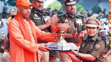 लखनऊ में यूपी पीएसी के 78वें स्थापना दिवस समारोह को संबोधित करते हुए मुख्यमंत्री योगी आदित्यनाथ ने कहा कि पीएसी बल का इतिहास अनुशासन, शौर्य, त्याग और समर्पण का प्रतीक रहा है। उन्होंने जवानों से साहस, कर्तव्यनिष्ठा और व्यावसायिक दक्षता को अपनी पहचान बनाने का आह्वान किया। मुख्यमंत्री ने कहा कि कानून का राज ही सुशासन और सुरक्षित निवेश की गारंटी है, जिससे युवाओं की आकांक्षाएं पूरी होती हैं। सरकार पीएसी को आधुनिक हथियार, प्रशिक्षण, आवास, खेल और कल्याण सुविधाओं से निरंतर सशक्त कर रही है। समारोह में उत्कृष्ट वाहिनियों, खिलाड़ियों और मेधावी छात्रों को सम्मानित किया गया।