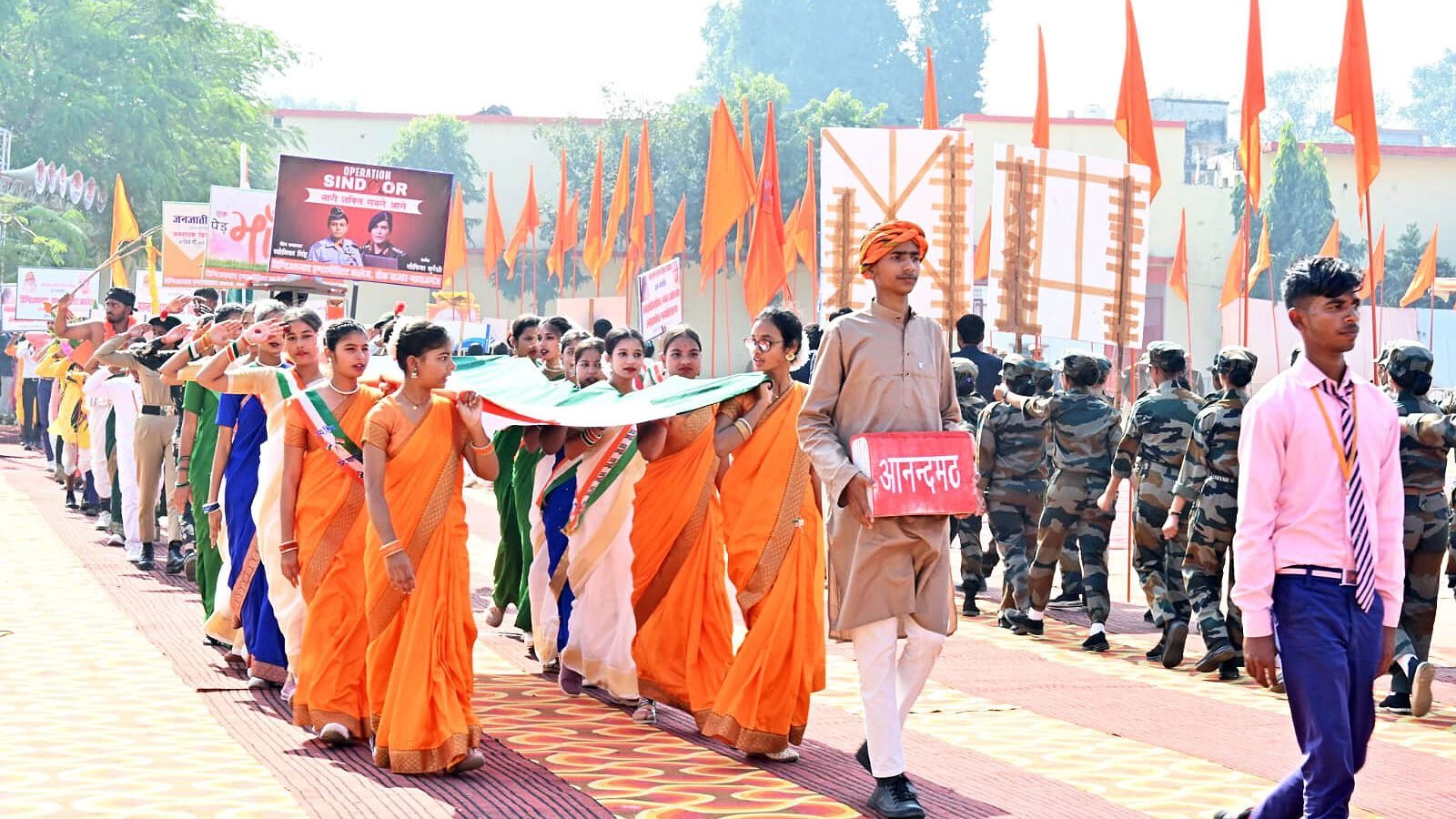 गोरखपुर में महाराणा प्रताप शिक्षा परिषद के संस्थापक सप्ताह समारोह-2025 में गुरुवार को गोरक्षनगरी में ‘समूचा हिंदुस्तान’ उमड़ पड़ा। शोभायात्रा में युवाओं ने भारतीय संस्कृति, तकनीकी विकास, सुरक्षा और विरासत का अद्भुत समन्वय प्रस्तुत किया। मुख्यमंत्री योगी आदित्यनाथ एवं मुख्य अतिथि लेफ्टिनेंट योगेंद्र डिमरी (से.नि.) ने ‘दिग्विजयम्’ शोध पत्रिका व ‘मिशन मंझरिया’ रिपोर्ट का विमोचन किया। 9000 से अधिक विद्यार्थियों की उपस्थिति में एनसीसी कैडेट्स को गार्ड ऑफ ऑनर दिया गया। सांस्कृतिक परिधानों और अनुशासित मार्च पास्ट ने सभी का मन मोह लिया। शोभायात्रा में राम मंदिर, ऑपरेशन सिंदूर व महापुरुषों के चित्र मुख्य आकर्षण रहे।