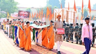 गोरखपुर में महाराणा प्रताप शिक्षा परिषद के संस्थापक सप्ताह समारोह-2025 में गुरुवार को गोरक्षनगरी में ‘समूचा हिंदुस्तान’ उमड़ पड़ा। शोभायात्रा में युवाओं ने भारतीय संस्कृति, तकनीकी विकास, सुरक्षा और विरासत का अद्भुत समन्वय प्रस्तुत किया। मुख्यमंत्री योगी आदित्यनाथ एवं मुख्य अतिथि लेफ्टिनेंट योगेंद्र डिमरी (से.नि.) ने ‘दिग्विजयम्’ शोध पत्रिका व ‘मिशन मंझरिया’ रिपोर्ट का विमोचन किया। 9000 से अधिक विद्यार्थियों की उपस्थिति में एनसीसी कैडेट्स को गार्ड ऑफ ऑनर दिया गया। सांस्कृतिक परिधानों और अनुशासित मार्च पास्ट ने सभी का मन मोह लिया। शोभायात्रा में राम मंदिर, ऑपरेशन सिंदूर व महापुरुषों के चित्र मुख्य आकर्षण रहे।