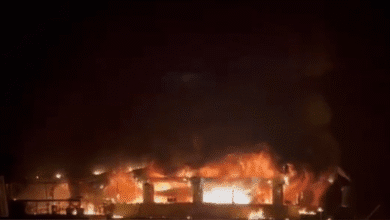 गोवा के अरपोरा गांव के लोकप्रिय नाइट-क्लब “Birch by Romeo Lane” में शनिवार रात सिलेंडर ब्लास्ट से भयंकर आग लग गई। हादसे में 25 लोग - अधिकांश क्लब कर्मचारी व कुछ पर्यटक - दम घुटने व धुएँ में फँसने से जान गंवा बैठे। पार्टी के दौरान डांस फ्लोर और किचन में भारी भीड़ थी; narrow निकासी मार्ग व सुरक्षा नियमों की अनदेखी ने त्रासदी को और गहरा कर दिया। राज्य सरकार ने मजिस्ट्रियल जांच के आदेश दिए हैं और सभी मृतकों के परिवारों व घायलों को राहत राशि देने की घोषणा की है।