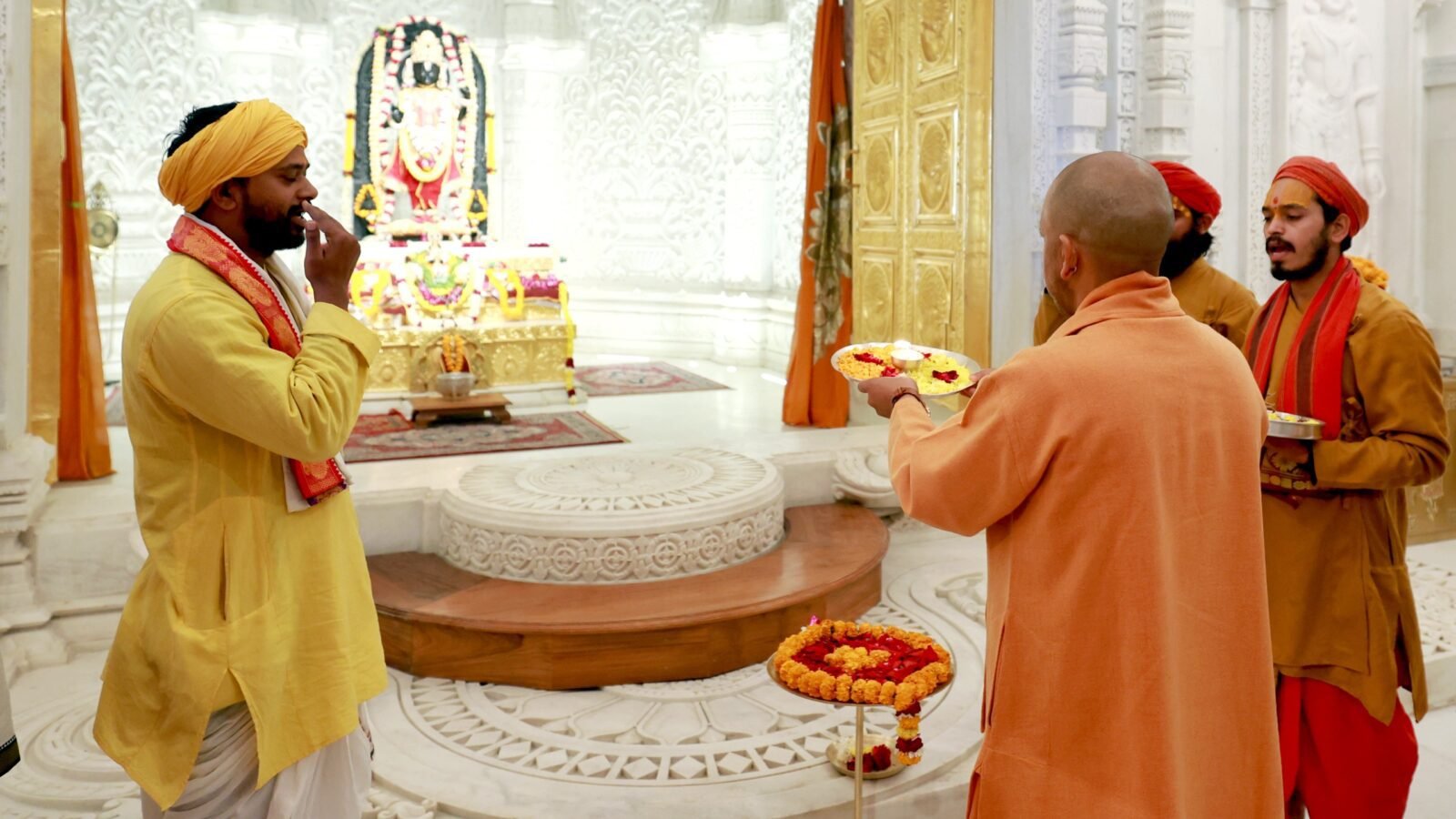 मुख्यमंत्री योगी आदित्यनाथ मंगलवार को एक दिवसीय दौरे पर अयोध्या पहुंचे। महर्षि वाल्मीकि अंतरराष्ट्रीय एयरपोर्ट से सीधे हनुमानगढ़ी जाकर उन्होंने दर्शन-पूजन किया। इसके बाद श्रीराम जन्मभूमि मंदिर में रामलला के श्रीचरणों में शीश नवाया। मुख्यमंत्री ने प्रदेश की सुख-समृद्धि और जनकल्याण की कामना की।