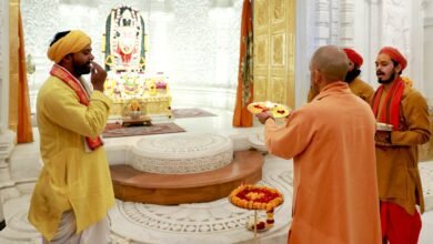 मुख्यमंत्री योगी आदित्यनाथ मंगलवार को एक दिवसीय दौरे पर अयोध्या पहुंचे। महर्षि वाल्मीकि अंतरराष्ट्रीय एयरपोर्ट से सीधे हनुमानगढ़ी जाकर उन्होंने दर्शन-पूजन किया। इसके बाद श्रीराम जन्मभूमि मंदिर में रामलला के श्रीचरणों में शीश नवाया। मुख्यमंत्री ने प्रदेश की सुख-समृद्धि और जनकल्याण की कामना की।