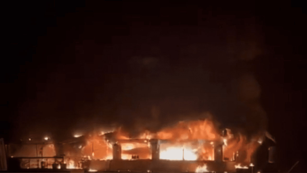 गोवा के अरपोरा गांव के लोकप्रिय नाइट-क्लब “Birch by Romeo Lane” में शनिवार रात सिलेंडर ब्लास्ट से भयंकर आग लग गई। हादसे में 25 लोग - अधिकांश क्लब कर्मचारी व कुछ पर्यटक - दम घुटने व धुएँ में फँसने से जान गंवा बैठे। पार्टी के दौरान डांस फ्लोर और किचन में भारी भीड़ थी; narrow निकासी मार्ग व सुरक्षा नियमों की अनदेखी ने त्रासदी को और गहरा कर दिया। राज्य सरकार ने मजिस्ट्रियल जांच के आदेश दिए हैं और सभी मृतकों के परिवारों व घायलों को राहत राशि देने की घोषणा की है।