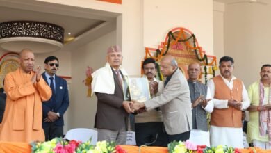 गोरखपुर में महाराणा प्रताप शिक्षा परिषद के संस्थापक-सप्ताह समारोह 2025 का उद्घाटन गुरुवार को मुख्यमंत्री योगी आदित्यनाथ ने किया। मुख्य अतिथि उत्तर प्रदेश राज्य आपदा प्रबंधन प्राधिकरण के उपाध्यक्ष लेफ्टिनेंट जनरल योगेंद्र डिमरी (से.नि.) ने छात्रों को जीवन में अनुशासन, साहस, ईमानदारी और समर्पण के मूल्यों को अपनाकर राष्ट्र और समाज की सेवा के लिए प्रेरित किया। उन्होंने कहा कि सच्ची देशभक्ति सीमा पर युद्ध से आगे बढ़कर कर्तव्यनिष्ठा, पर्यावरण संरक्षण एवं लोककल्याण में निहित है। लेफ्टिनेंट जनरल डिमरी ने महाराणा प्रताप, छत्रपति शिवाजी और स्वतंत्रता सेनानियों के त्याग और प्रेरक मूल्यों का स्मरण कराया और छात्रों को प्रतियोगिताओं में सक्रिय भागीदारी का आह्वान किया।