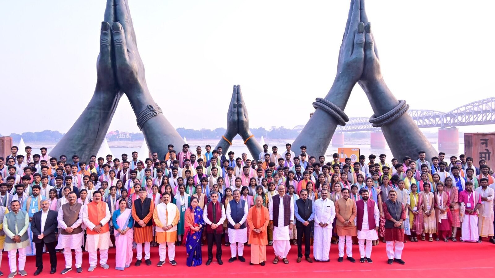 वाराणसी। काशी तमिल संगमम् 4.0 के अवसर पर उपराष्ट्रपति सी.पी. राधाकृष्णन ने वीडियो संदेश जारी कर उत्तर और दक्षिण भारत की सांस्कृतिक एकता के इस उत्सव को ऐतिहासिक बताया। उन्होंने कहा कि 2022 में आज़ादी का अमृत महोत्सव के दौरान शुरू हुई यह पहल आज राष्ट्रीय सांस्कृतिक मंच बन चुकी है, जो गंगा और कावेरी की परंपराओं को जोड़ती है। इस वर्ष की थीम ‘आइए तमिल सीखें’ भाषाई सौहार्द को सुदृढ़ करेगी। उन्होंने तेनकासी से काशी तक अगथियार यात्रा, तमिल शिक्षकों की पहल और छात्रों के आदान–प्रदान कार्यक्रम को सराहा। प्रधानमंत्री नरेंद्र मोदी ने भी कार्यक्रम के लिए शुभकामनाएं दीं और इसे ‘एक भारत श्रेष्ठ भारत’ की भावना को मजबूत करने वाला बताया।