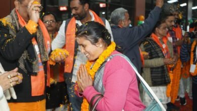 काशी तमिल संगमम् 4.0 में तमिलनाडु से आने वाले प्रतिनिधियों का सिलसिला जारी है। चौथे दल के आगमन पर बनारस स्टेशन पर डमरू वादन, पुष्प वर्षा और ‘हर-हर महादेव’ व ‘वणक्कम काशी’ के जयघोष के साथ पारंपरिक स्वागत किया गया। तमिल मेहमानों ने काशी की गर्मजोशी, आध्यात्मिक वातावरण और सांस्कृतिक एकता को अविस्मरणीय बताया। इस वर्ष का मुख्य विषय “तमिल सीखें–तमिल करकलाम” है, जिसके अंतर्गत पुलिसकर्मी व नमो घाट के परिवार तमिल भाषा सीख रहे हैं। दक्षिण भारत के प्रतिनिधियों ने यूपी की विकास योजनाओं, सुरक्षा और गुड गवर्नेंस की खुलकर सराहना की तथा सीएम योगी आदित्यनाथ को 10/10 अंक दिए।