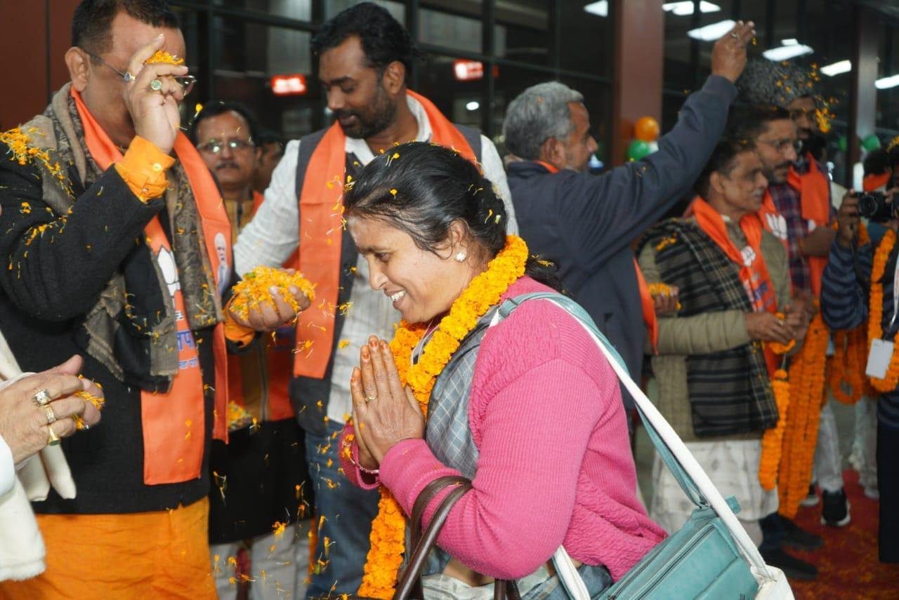 काशी तमिल संगमम् 4.0 में तमिलनाडु से आने वाले प्रतिनिधियों का सिलसिला जारी है। चौथे दल के आगमन पर बनारस स्टेशन पर डमरू वादन, पुष्प वर्षा और ‘हर-हर महादेव’ व ‘वणक्कम काशी’ के जयघोष के साथ पारंपरिक स्वागत किया गया। तमिल मेहमानों ने काशी की गर्मजोशी, आध्यात्मिक वातावरण और सांस्कृतिक एकता को अविस्मरणीय बताया। इस वर्ष का मुख्य विषय “तमिल सीखें–तमिल करकलाम” है, जिसके अंतर्गत पुलिसकर्मी व नमो घाट के परिवार तमिल भाषा सीख रहे हैं। दक्षिण भारत के प्रतिनिधियों ने यूपी की विकास योजनाओं, सुरक्षा और गुड गवर्नेंस की खुलकर सराहना की तथा सीएम योगी आदित्यनाथ को 10/10 अंक दिए।