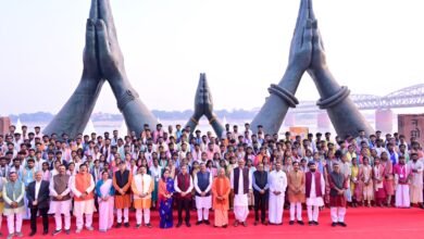 वाराणसी। काशी तमिल संगमम् 4.0 के अवसर पर उपराष्ट्रपति सी.पी. राधाकृष्णन ने वीडियो संदेश जारी कर उत्तर और दक्षिण भारत की सांस्कृतिक एकता के इस उत्सव को ऐतिहासिक बताया। उन्होंने कहा कि 2022 में आज़ादी का अमृत महोत्सव के दौरान शुरू हुई यह पहल आज राष्ट्रीय सांस्कृतिक मंच बन चुकी है, जो गंगा और कावेरी की परंपराओं को जोड़ती है। इस वर्ष की थीम ‘आइए तमिल सीखें’ भाषाई सौहार्द को सुदृढ़ करेगी। उन्होंने तेनकासी से काशी तक अगथियार यात्रा, तमिल शिक्षकों की पहल और छात्रों के आदान–प्रदान कार्यक्रम को सराहा। प्रधानमंत्री नरेंद्र मोदी ने भी कार्यक्रम के लिए शुभकामनाएं दीं और इसे ‘एक भारत श्रेष्ठ भारत’ की भावना को मजबूत करने वाला बताया।