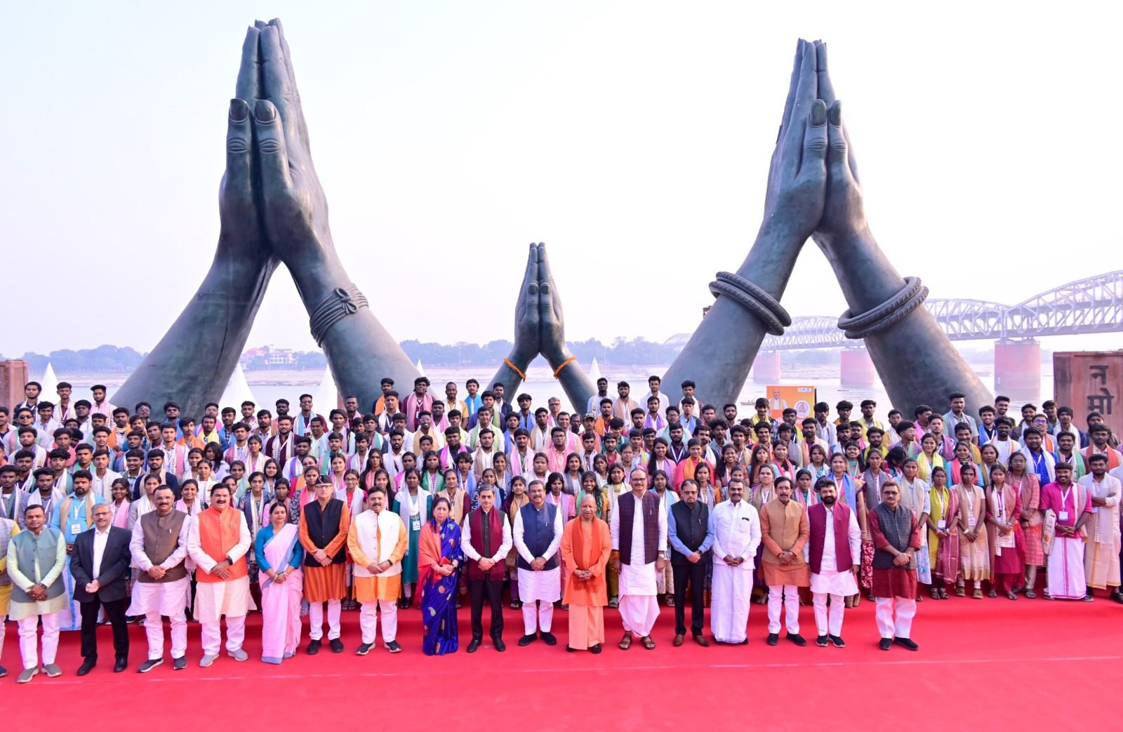 वाराणसी। काशी तमिल संगमम् 4.0 के अवसर पर उपराष्ट्रपति सी.पी. राधाकृष्णन ने वीडियो संदेश जारी कर उत्तर और दक्षिण भारत की सांस्कृतिक एकता के इस उत्सव को ऐतिहासिक बताया। उन्होंने कहा कि 2022 में आज़ादी का अमृत महोत्सव के दौरान शुरू हुई यह पहल आज राष्ट्रीय सांस्कृतिक मंच बन चुकी है, जो गंगा और कावेरी की परंपराओं को जोड़ती है। इस वर्ष की थीम ‘आइए तमिल सीखें’ भाषाई सौहार्द को सुदृढ़ करेगी। उन्होंने तेनकासी से काशी तक अगथियार यात्रा, तमिल शिक्षकों की पहल और छात्रों के आदान–प्रदान कार्यक्रम को सराहा। प्रधानमंत्री नरेंद्र मोदी ने भी कार्यक्रम के लिए शुभकामनाएं दीं और इसे ‘एक भारत श्रेष्ठ भारत’ की भावना को मजबूत करने वाला बताया।