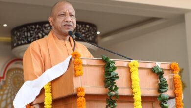 गोरखपुर में महाराणा प्रताप शिक्षा परिषद के संस्थापक सप्ताह समारोह-2025 का शुभारंभ मुख्यमंत्री योगी आदित्यनाथ ने किया। इस अवसर पर उन्होंने स्वदेश, स्वधर्म और राष्ट्रीय स्वाभिमान की भावना को स्मरण करते हुए कहा कि संकट के समय महापुरुषों का शौर्य और त्याग नई ऊर्जा देता है। उन्होंने राष्ट्र की पहचान संस्कृति, परंपरा और महापुरुषों से जुड़ी बताई और कहा कि 100 वर्षों की यात्रा पर आत्मावलोकन आवश्यक है। परिषद शिक्षा के साथ स्वास्थ्य, कृषि, तकनीक और सामाजिक उत्तरदायित्व के क्षेत्र में भी सक्रिय है। मुख्यमंत्री ने संस्थानों से मॉडल स्टडी, चरित्र निर्माण और राष्ट्र सेवा के संकल्प को आगे बढ़ाने का आह्वान किया।