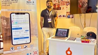 धर्म, अध्यात्म और इतिहास की नगरी वाराणसी की संकरी गलियों को अब स्मार्ट यातायात प्रबंधन से जोड़ा जा रहा है। टोयोटा मोबिलिटी फाउंडेशन की सस्टेनेबल सिटीज़ चैलेंज के तहत एआई आधारित पैदल नेविगेशन और क्राउड इंटेलिजेंस ऐप विकसित किया जा रहा है। यह ऐप भीड़भाड़ से बचाते हुए सुरक्षित मार्ग, वैकल्पिक गलियाँ और सांस्कृतिक स्थलों तक आसान पहुँच प्रदान करेगा, जिससे पर्यटन और स्थानीय व्यापार को भी लाभ मिलेगा।