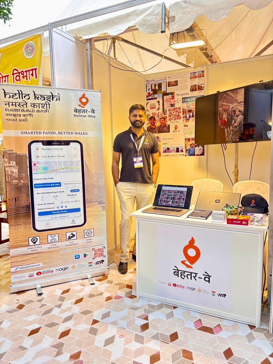 धर्म, अध्यात्म और इतिहास की नगरी वाराणसी की संकरी गलियों को अब स्मार्ट यातायात प्रबंधन से जोड़ा जा रहा है। टोयोटा मोबिलिटी फाउंडेशन की सस्टेनेबल सिटीज़ चैलेंज के तहत एआई आधारित पैदल नेविगेशन और क्राउड इंटेलिजेंस ऐप विकसित किया जा रहा है। यह ऐप भीड़भाड़ से बचाते हुए सुरक्षित मार्ग, वैकल्पिक गलियाँ और सांस्कृतिक स्थलों तक आसान पहुँच प्रदान करेगा, जिससे पर्यटन और स्थानीय व्यापार को भी लाभ मिलेगा।