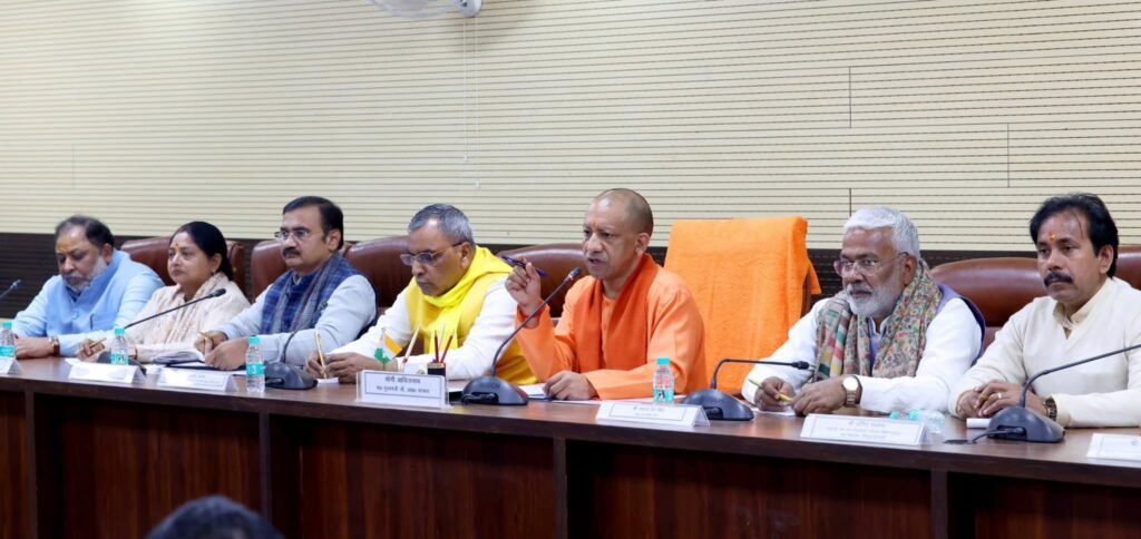 वाराणसी सर्किट हाउस में समीक्षा बैठक के दौरान मुख्यमंत्री योगी आदित्यनाथ ने भाजपा कार्यकर्ताओं को निर्देश दिया कि हर पात्र नागरिक का नाम मतदाता सूची में शामिल हो और किसी अपात्र व्यक्ति का नाम न रहने पाए। उन्होंने बूथ प्रबंधन को मजबूत बनाने, SIR अभियान के तहत मृतक, अनुपस्थित और शिफ्टेड मतदाताओं की पहचान करने तथा घर-घर सत्यापन पर विशेष जोर दिया। सीएम ने कहा कि समय रहते त्रुटियों को दूर करना संगठनात्मक मजबूती के लिए आवश्यक है।